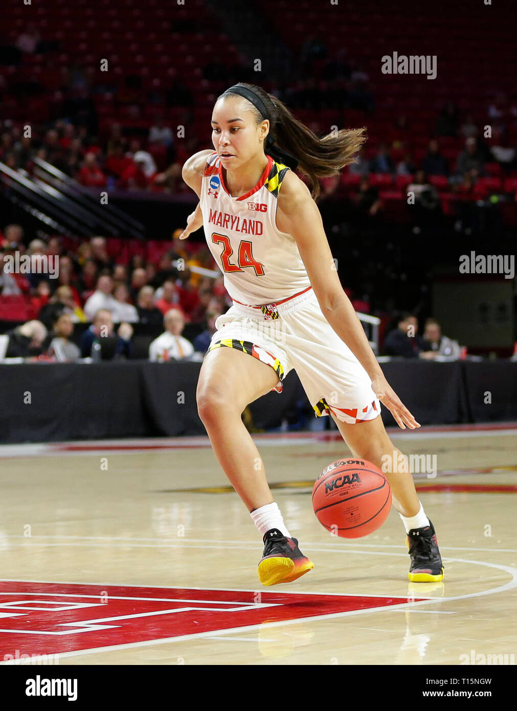 College Park, MD, USA. 23 Mär, 2019. Maryland Dosenschildkröten Vorwärts (24) Stephanie Jones dribbelt mit dem Ball in einer ersten Runde der NCAA Meisterschaft das Spiel der Frauen zwischen der Universität von Maryland Dosenschildkröten und die Radford Highlanders an der Xfinity Zentrum in College Park, Md. Justin Cooper/CSM/Alamy leben Nachrichten Stockfoto