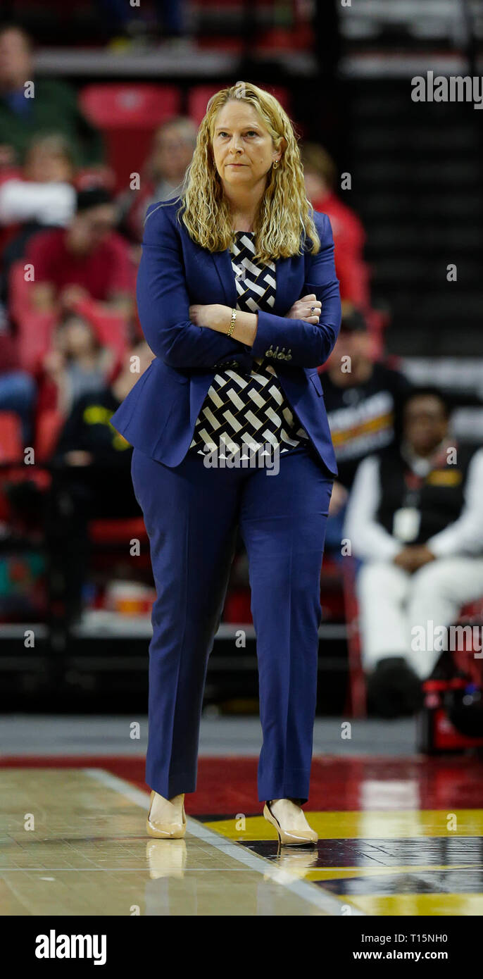 College Park, MD, USA. 23 Mär, 2019. Maryland Dosenschildkröten Haupttrainer Brenda Frese während der ersten Runde des NCAA Meisterschaft das Spiel der Frauen zwischen der Universität von Maryland Dosenschildkröten und die Radford Highlanders an der Xfinity Zentrum in College Park, Md. Justin Cooper/CSM/Alamy leben Nachrichten Stockfoto