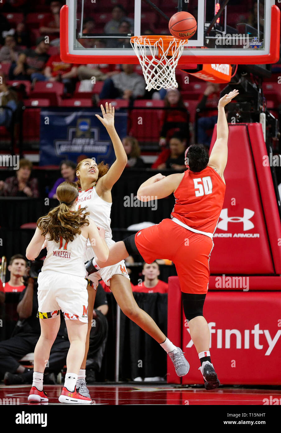 College Park, MD, USA. 23 Mär, 2019. Radford Highlanders Zentrum (50) Sydney Nunley den Ball in den Korb legt während der ersten Runde des NCAA Meisterschaft das Spiel der Frauen zwischen der Universität von Maryland Dosenschildkröten und die Radford Highlanders an der Xfinity Zentrum in College Park, Md. Justin Cooper/CSM/Alamy leben Nachrichten Stockfoto