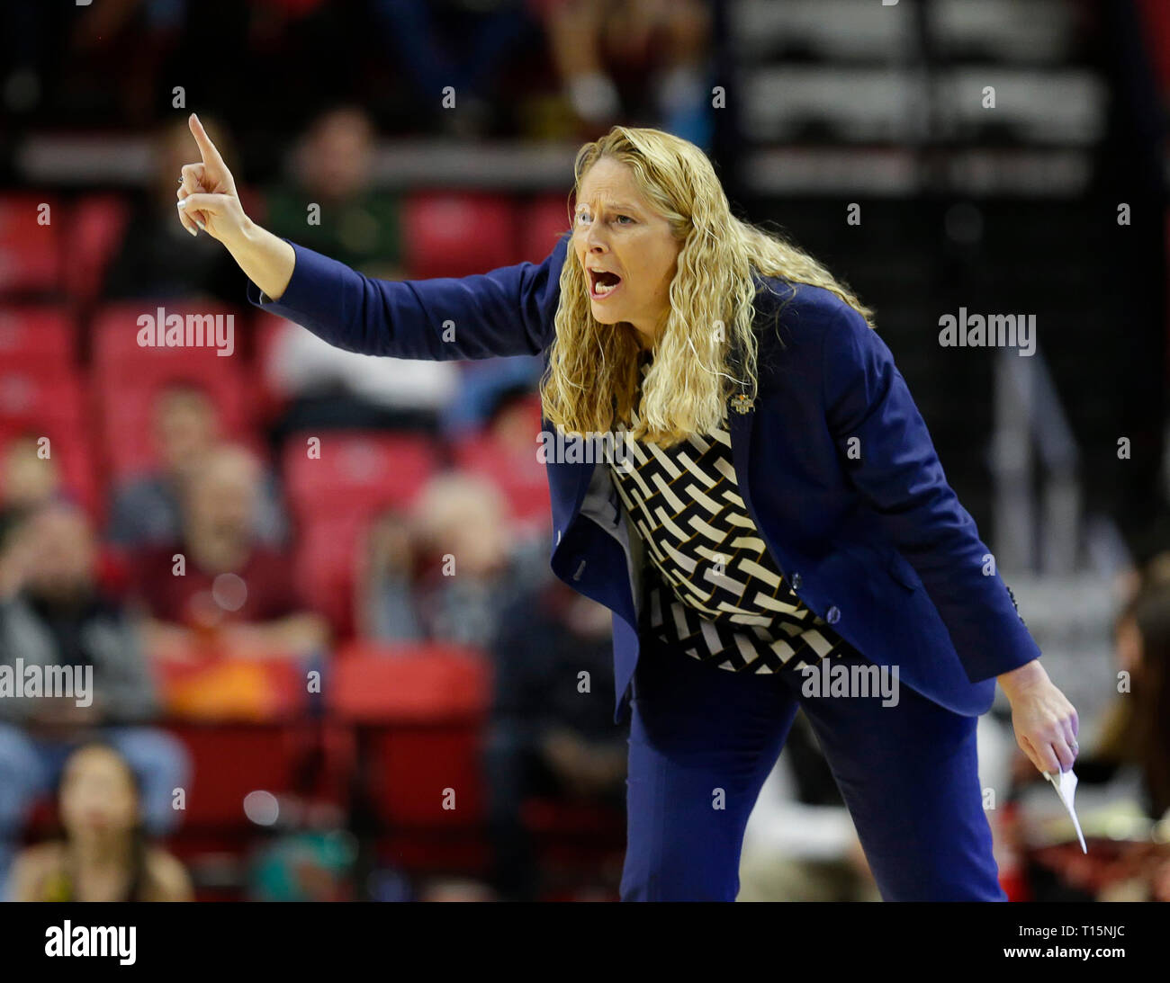 College Park, MD, USA. 23 Mär, 2019. Maryland Dosenschildkröten Haupttrainer Brenda Frese während der ersten Runde des NCAA Meisterschaft das Spiel der Frauen zwischen der Universität von Maryland Dosenschildkröten und die Radford Highlanders an der Xfinity Zentrum in College Park, Md. Justin Cooper/CSM/Alamy leben Nachrichten Stockfoto