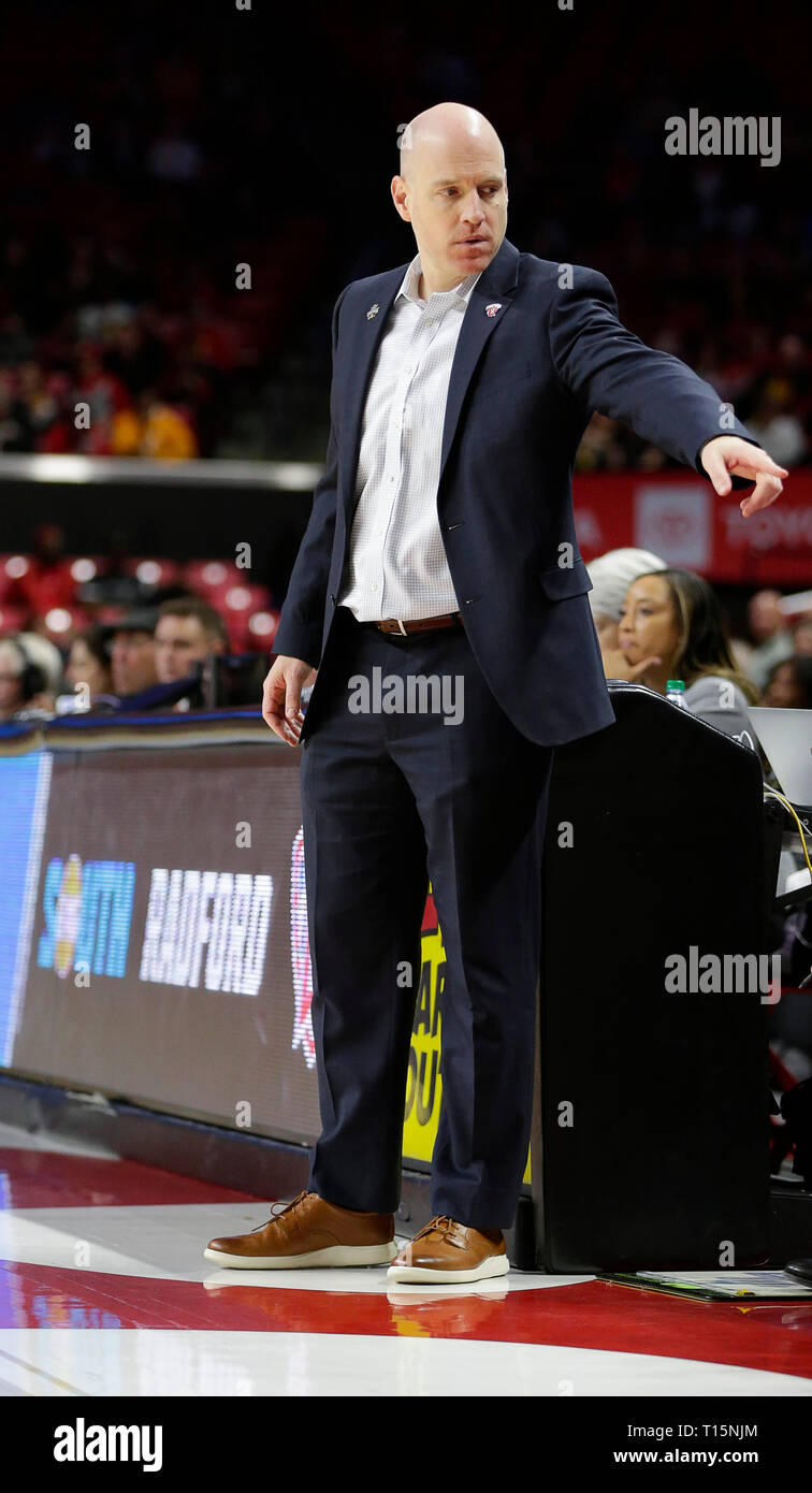 College Park, MD, USA. 23 Mär, 2019. Radford Highlanders Head Coach Mike McGuire während der ersten Runde des NCAA Meisterschaft das Spiel der Frauen zwischen der Universität von Maryland Dosenschildkröten und die Radford Highlanders an der Xfinity Zentrum in College Park, Md. Justin Cooper/CSM/Alamy leben Nachrichten Stockfoto
