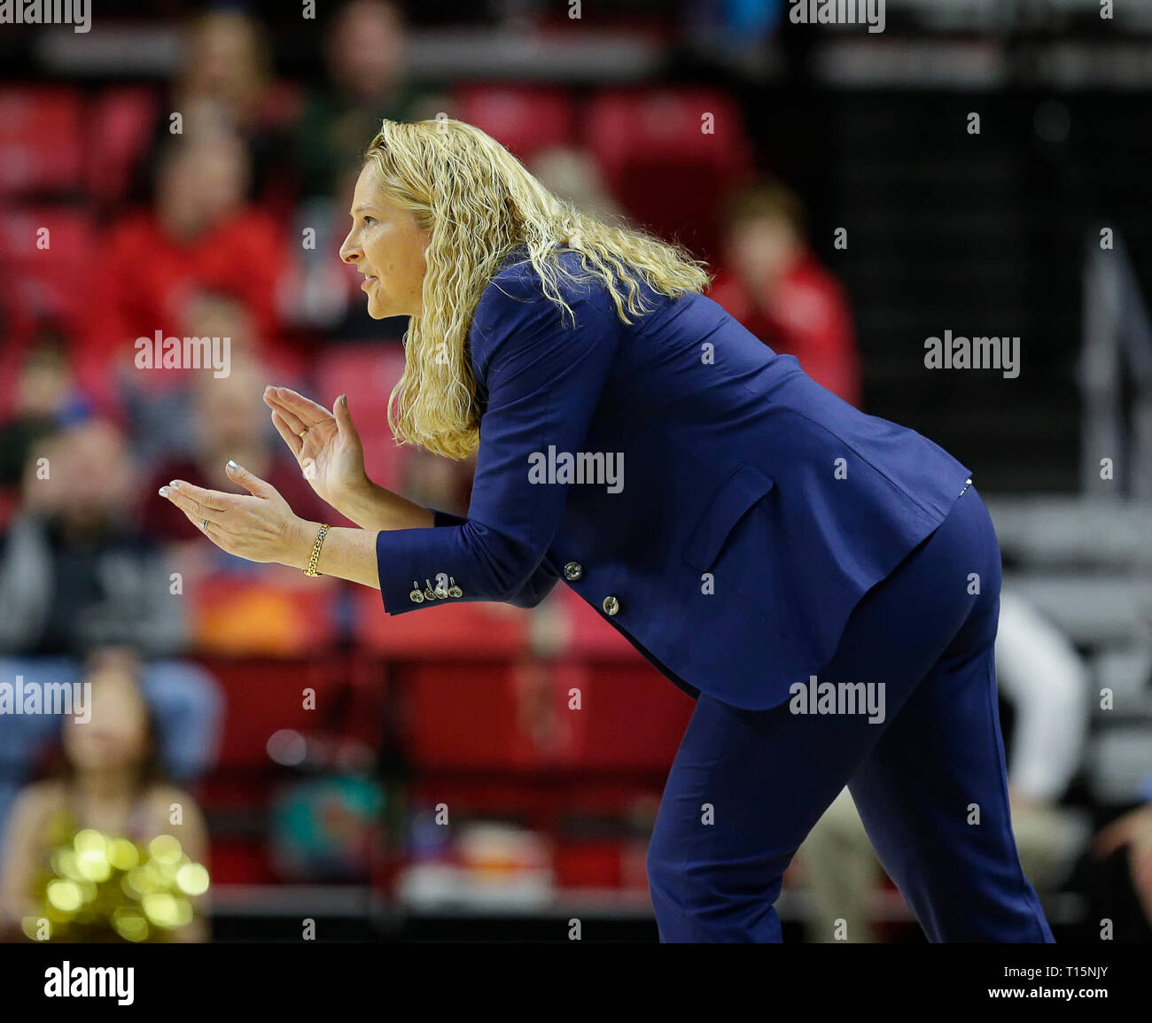 College Park, MD, USA. 23 Mär, 2019. Maryland Dosenschildkröten Haupttrainer Brenda Frese während der ersten Runde des NCAA Meisterschaft das Spiel der Frauen zwischen der Universität von Maryland Dosenschildkröten und die Radford Highlanders an der Xfinity Zentrum in College Park, Md. Justin Cooper/CSM/Alamy leben Nachrichten Stockfoto
