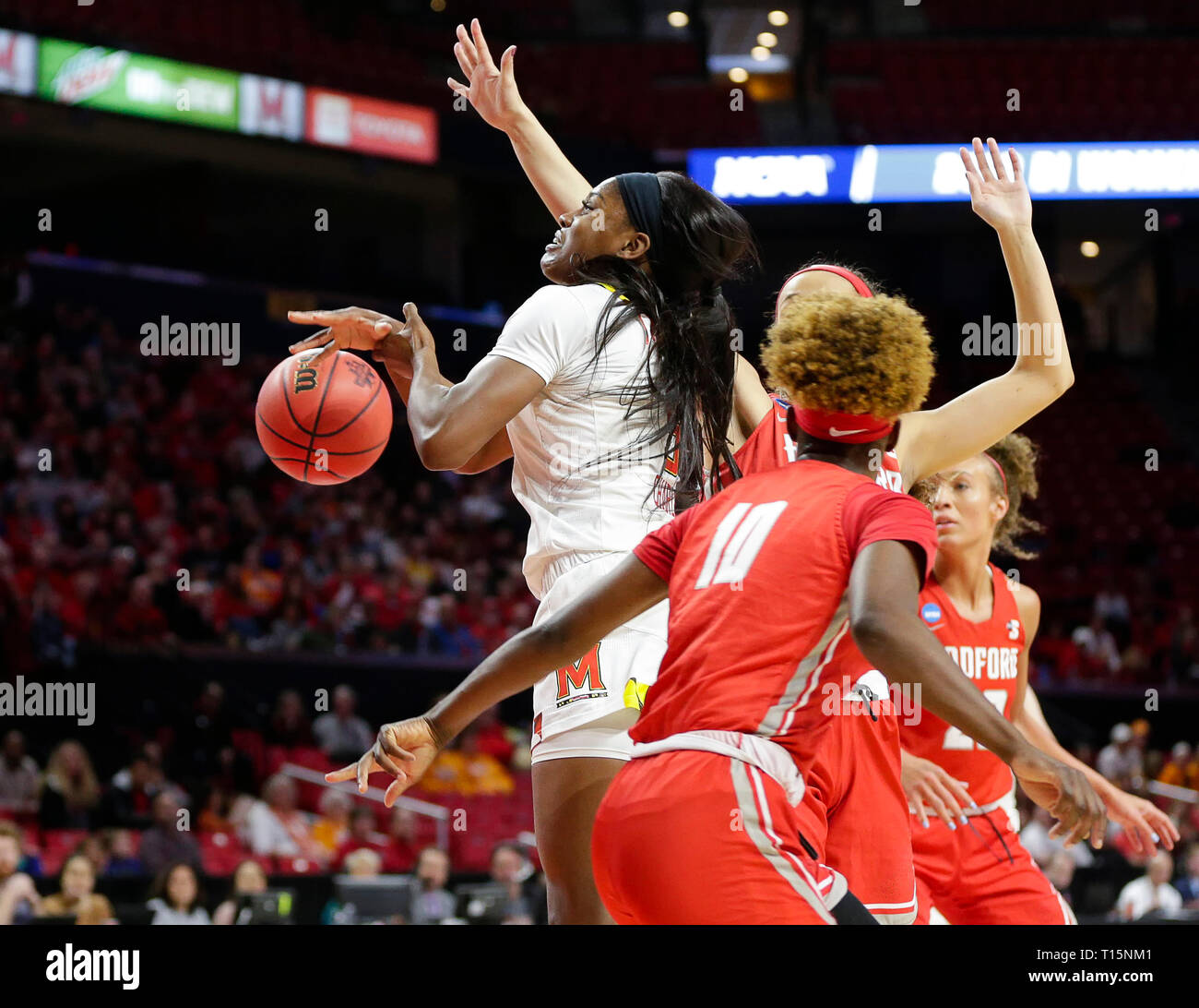 College Park, MD, USA. 23 Mär, 2019. Maryland Dosenschildkröten Schutzabdeckung (5) Kaila Charles ist verschmutzt, wie sie zum Band während der ersten Runde des NCAA Meisterschaft das Spiel der Frauen zwischen der Universität von Maryland Dosenschildkröten und die Radford Highlanders an der Xfinity Zentrum in College Park, Md geht. Justin Cooper/CSM/Alamy leben Nachrichten Stockfoto
