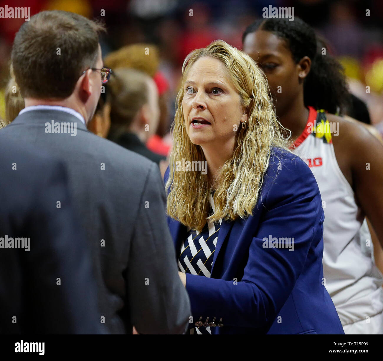 College Park, MD, USA. 23 Mär, 2019. Maryland Dosenschildkröten Haupttrainer Brenda Frese Hände schüttelt mit gegnerischen Trainer nach der ersten Runde des NCAA Meisterschaft das Spiel der Frauen zwischen der Universität von Maryland Dosenschildkröten und die Radford Highlanders an der Xfinity Zentrum in College Park, Md. Justin Cooper/CSM/Alamy leben Nachrichten Stockfoto