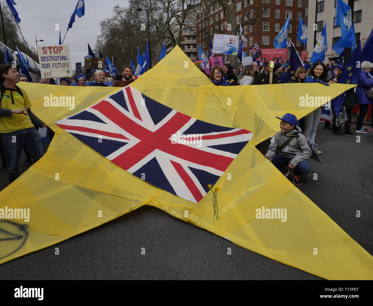 London, England. 23. März, 2019. Tausende von Menschen März nach Westminster ein zweites Referendum, ob Großbritannien die EU verlassen sollte zu verlangen. Credit: Anna Stowe/Alamy leben Nachrichten Stockfoto