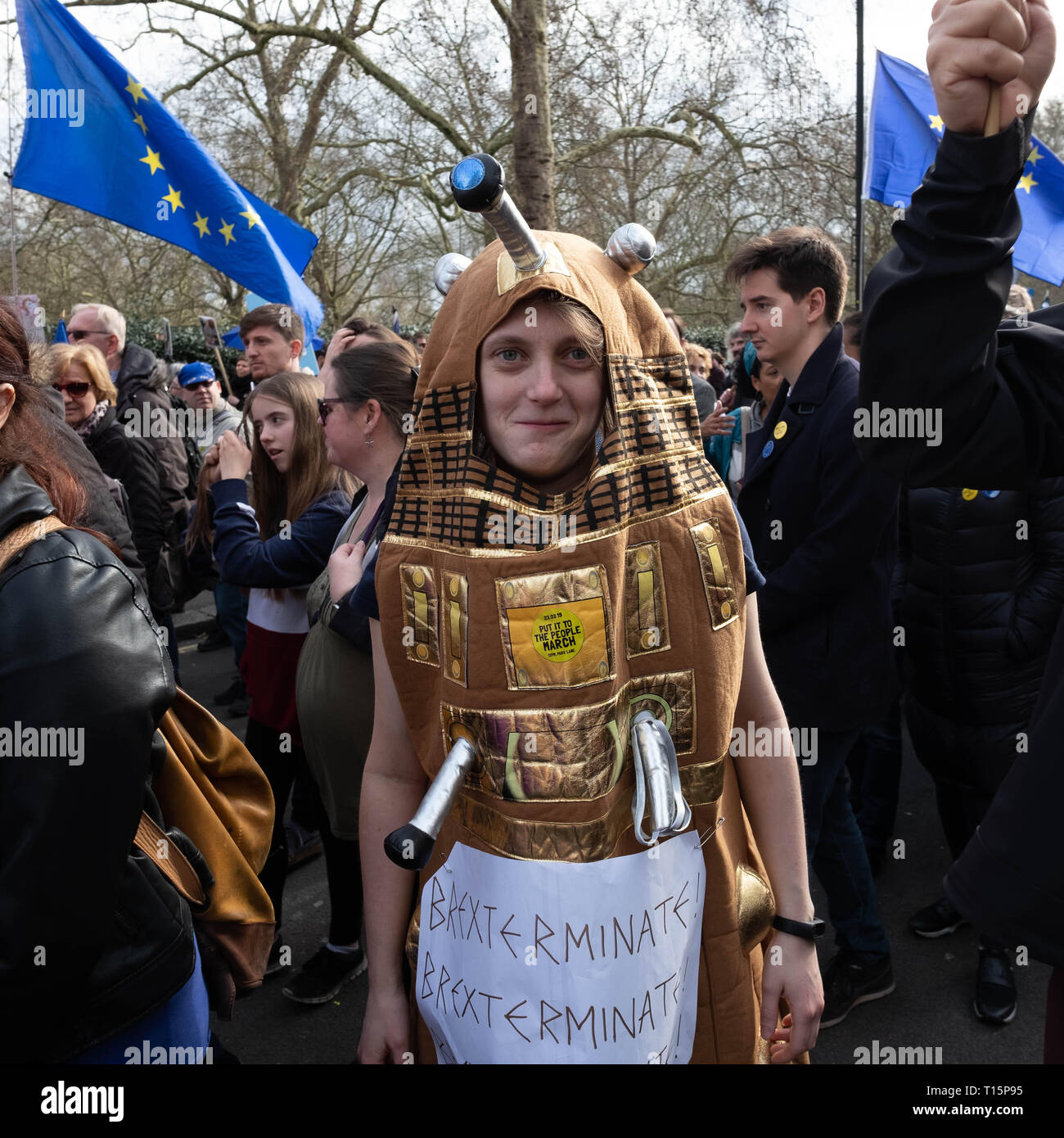 London, Großbritannien. 23 Mär, 2019. Junger Mann, Dr, dalek Kostüm Credit: Chris Moos/Alamy leben Nachrichten Stockfoto