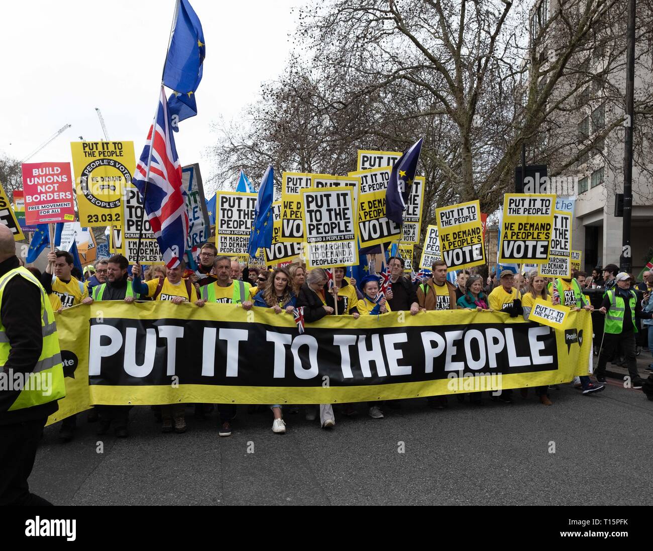 London, Großbritannien. 23 Mär, 2019. Große Gruppe von Menschen zu setzten sie zum Protest März. Große banner an der Vorderseite der Abschnitt. London, 23. März 2019. Quelle: Chris Moos/Alamy leben Nachrichten Stockfoto