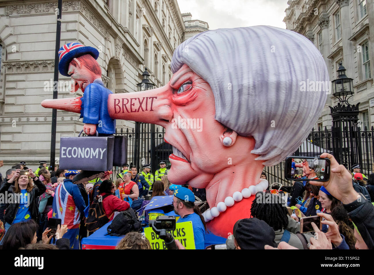 London, Großbritannien. 23. März 2019. Hunderte Tausende von Leuten Marsch durch die Innenstadt von London fordern eine zweite Abstimmung über die Mitgliedschaft Großbritanniens in der Europäischen Union. Im Bild: eine Schwimmstellung, Theresa May und die Wirkung Brexit auf die britische Wirtschaft haben wird, ist am Eingang zur Downing Street positioniert. Credit: Mark Phillips/Alamy leben Nachrichten Stockfoto