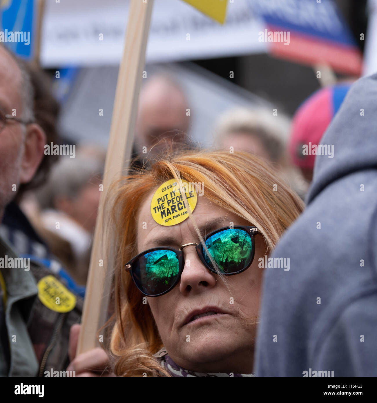 London, Großbritannien. 23 Mär, 2019. Frauen mit reflektierender Sonnenbrille an Setzten Sie zum Protest März. London, 23. März 2019 Credit: Chris Moos/Alamy leben Nachrichten Stockfoto