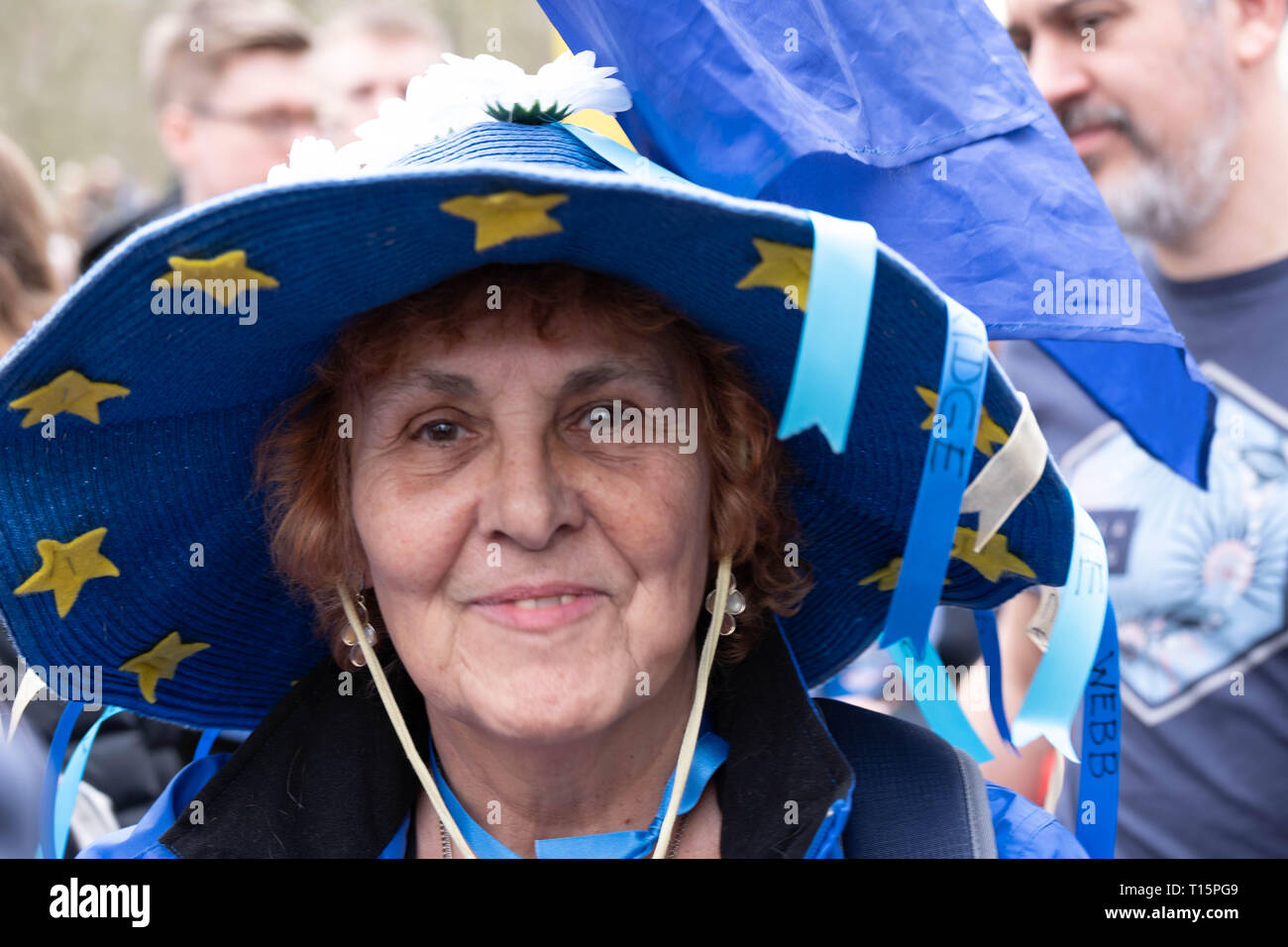 London, Großbritannien. 23 Mär, 2019. Frau Völker Abstimmung März London, trägt blaue EU-Hut. 23. März 2019 Credit: Chris Moos/Alamy leben Nachrichten Stockfoto