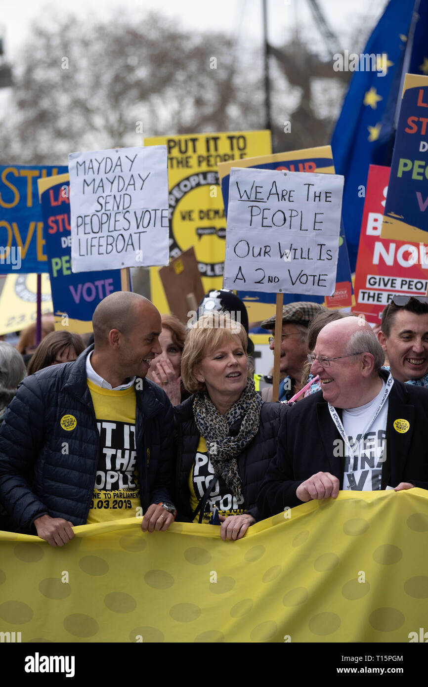 London, Großbritannien. 23 Mär, 2019. Chuka Soubry Umunna mit Anna an der Spitze der Völker Abstimmung März. London, 23. März 2019 Credit: Chris Moos/Alamy leben Nachrichten Stockfoto