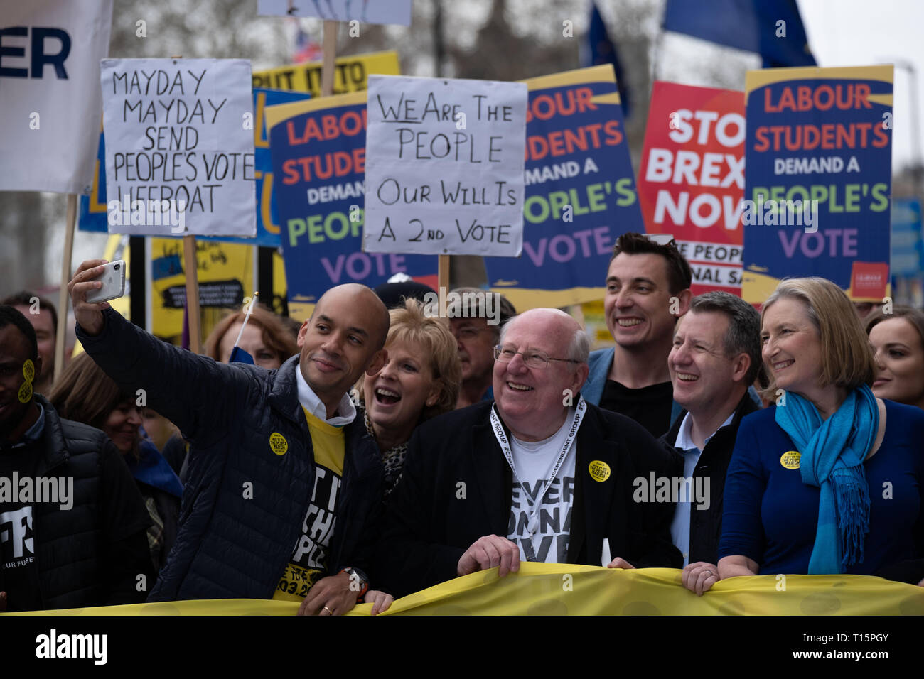 London, Großbritannien. 23 Mär, 2019. Völker Abstimmung März. London. Vor März, Chuka Umunna, Sarah Wollaston, Anna Soubry selfie nehmen. 23. März 2019 Credit: Chris Moos/Alamy leben Nachrichten Stockfoto