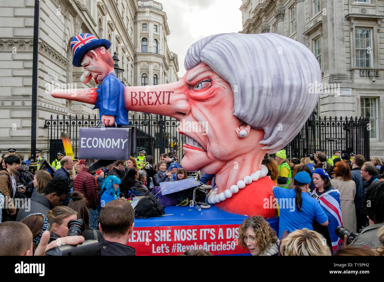 London, Großbritannien. 23. März 2019. Hunderte Tausende von Leuten Marsch durch die Innenstadt von London fordern eine zweite Abstimmung über die Mitgliedschaft Großbritanniens in der Europäischen Union. Im Bild: eine Schwimmstellung, Theresa May und die Wirkung Brexit auf die britische Wirtschaft haben wird, ist am Eingang zur Downing Street positioniert. Credit: Mark Phillips/Alamy leben Nachrichten Stockfoto