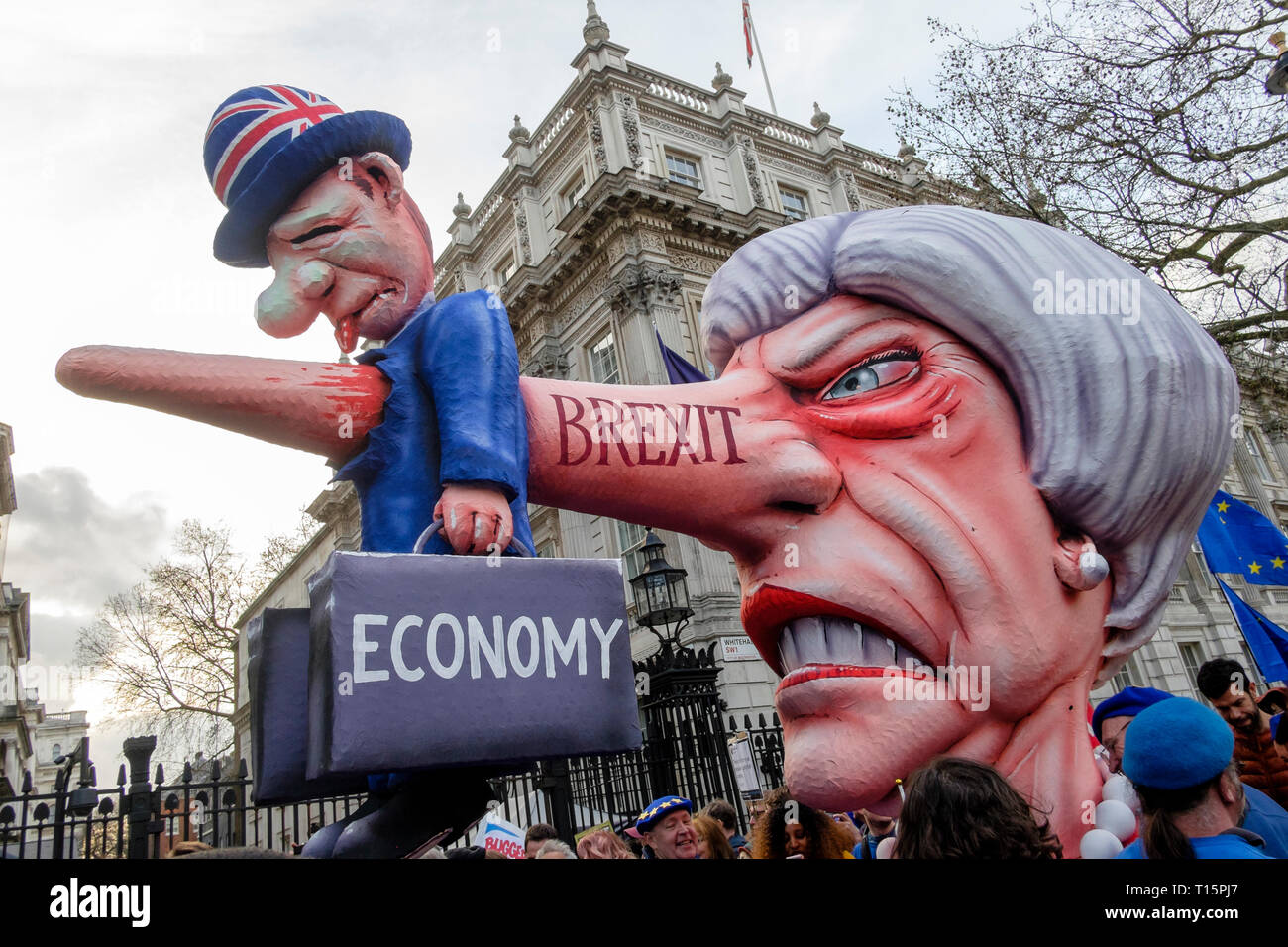 London, Großbritannien. 23. März 2019. Hunderte Tausende von Leuten Marsch durch die Innenstadt von London fordern eine zweite Abstimmung über die Mitgliedschaft Großbritanniens in der Europäischen Union. Im Bild: eine Schwimmstellung, Theresa May und die Wirkung Brexit auf die britische Wirtschaft haben wird, ist am Eingang zur Downing Street positioniert. Credit: Mark Phillips/Alamy leben Nachrichten Stockfoto