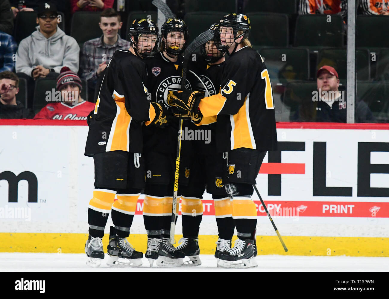 März 23, 2019 Colorado College Spieler, nachdem er ein Ziel in der ersten Periode der NCHC gefroren Faceoff dritten Platz Spiel zwischen den Colorado College Tiger und der Denver Pioniere im Xcel Energy Center, St. Paul, MN feiern. Foto von Russell Hons/CSM Stockfoto