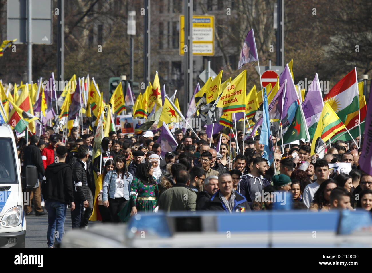 Frankfurt am Main, Deutschland. 23. März 2019. Die demonstranten März mit kurdischen Fahnen, Flaggen der Rojava (syrischen Kurdistan) und YPG und YPF Fahnen auf der Protest. Mehrere tausend Kurden marschierten durch Frankfurt, Nawroz, Festival der Kurdischen des neuen Jahres zu feiern. Es war die zentrale Feier für Deutschland und wurde unter dem Motto "Frei Abdullah Öcalan" gehalten, der Führer der PKK (Arbeiterpartei Kurdistans). Stockfoto