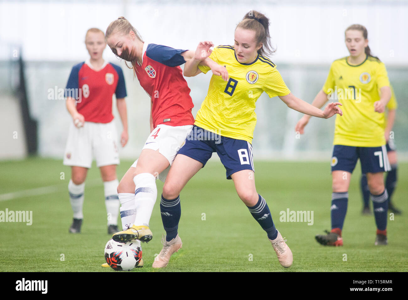 Edinburgh, Schottland - März 23: Helene Broch und Rebecca McAllister von Schottland konkurrieren um die Kugel während der UEFA Elite Runde zwischen Schottland U17 Mädchen- und Norwegen U17 Mädchen an Oriam Schottland, am 23. März 2019 in Edinburgh, Schottland. (Foto von Scottish Borders, Medien/Alamy Live News) nur die redaktionelle Nutzung, eine Lizenz für die gewerbliche Nutzung erforderlich. Keine Verwendung in Wetten. Stockfoto