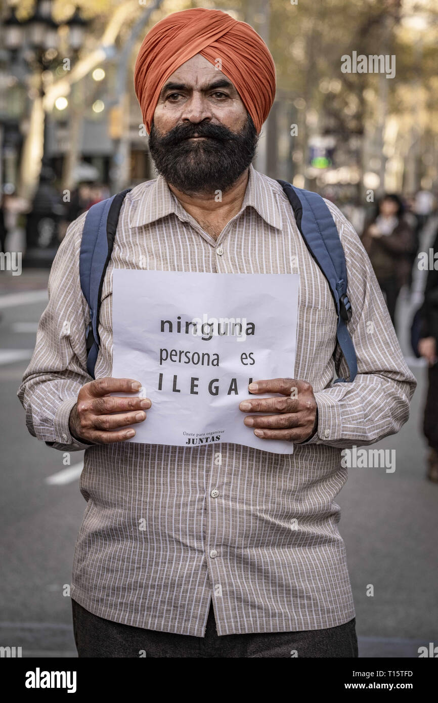 Barcelona, Katalonien, Spanien. 23 Mär, 2019. Eine Demonstrantin mit dem traditionellen Turban der Sikhs wird gesehen, halten ein Schild sagt es gibt keine illegalen Menschen, die während der Demonstration. Tausende von Menschen in Barcelona gegen Faschismus und Rassismus marschierten. Unterstützt von rund 200 sozialen Organisationen, Gewerkschaften und Parteien, die in der Internationale Tag gegen Rassismus gerahmt, der Protest vor allem gegen die neue Partei der Spanischen rechten Flügel VOX bereits mit parlamentarischen Vertretung gerichtet. Credit: Paco Freire/SOPA Images/ZUMA Draht/Alamy leben Nachrichten Stockfoto