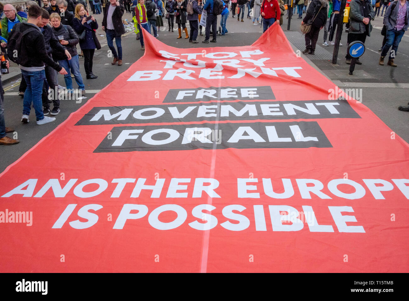 London, Großbritannien. 23. März 2019. Hunderte Tausende von Leuten Marsch durch die Innenstadt von London fordern eine zweite Abstimmung über die Mitgliedschaft Großbritanniens in der Europäischen Union. Im Bild: Eine große Banner für ein Ende Brexit ist in Whitehall angezeigt. Credit: Mark Phillips/Alamy leben Nachrichten Stockfoto