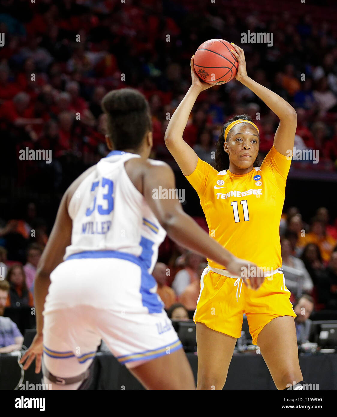College Park, MD, USA. 23 Mär, 2019. Tennessee Dame Vols Zentrum (11) Kasiyahna Kushkituah sieht die Kugel während der ersten Runde des NCAA-Meisterschaft das Spiel der Frauen zwischen dem Tennessee Dame Vols und der UCLA Bruins an der Xfinity Zentrum in College Park, Md. Justin Cooper/CSM/Alamy leben Nachrichten Stockfoto