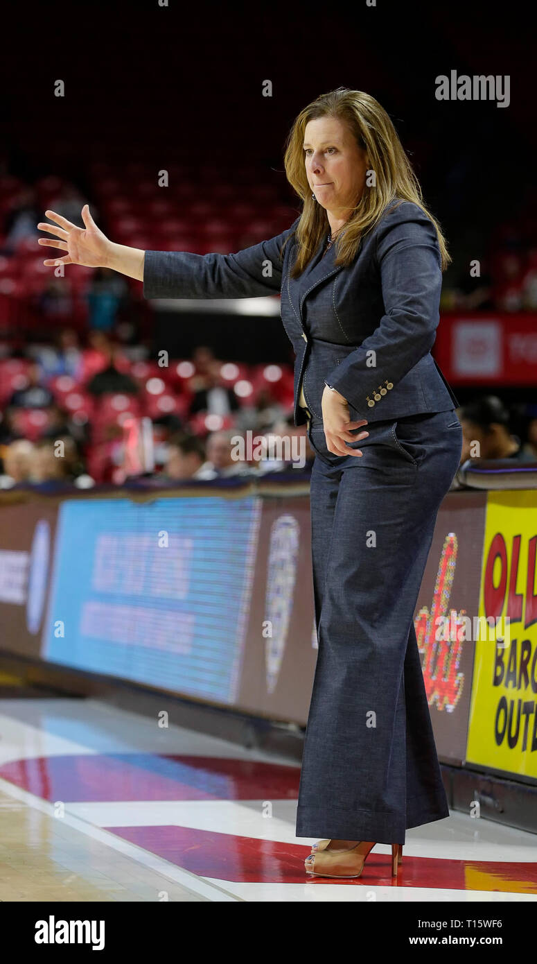 College Park, MD, USA. 23 Mär, 2019. UCLA Bruins Haupttrainer Cori Schließen während der ersten Runde des NCAA Meisterschaft das Spiel der Frauen zwischen dem Tennessee Dame Vols und der UCLA Bruins an der Xfinity Zentrum in College Park, Md. Justin Cooper/CSM/Alamy leben Nachrichten Stockfoto