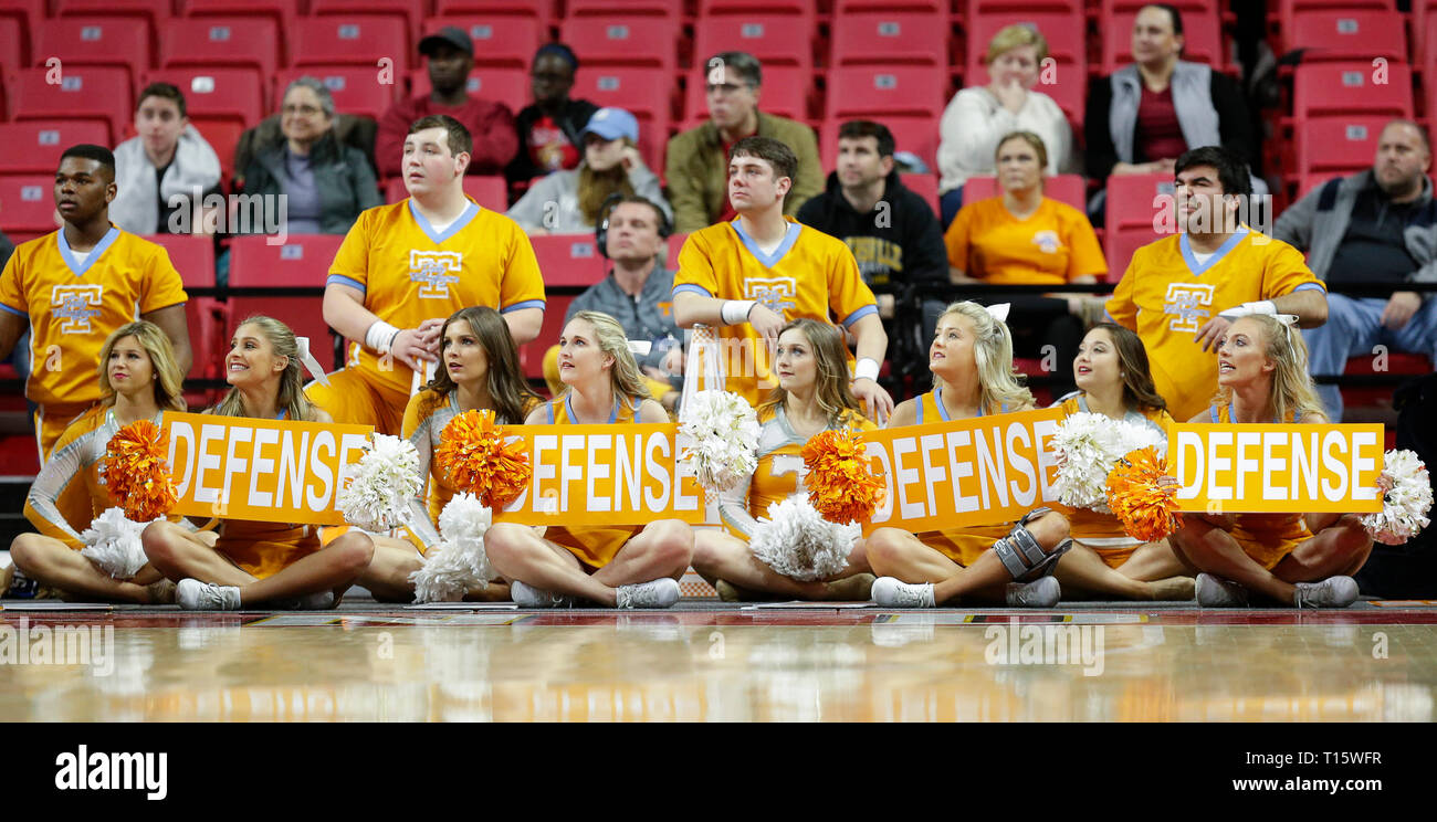 College Park, MD, USA. 23 Mär, 2019. Tennessee Vol Cheerleadern ein defensives Spiel während der ersten Runde des NCAA Meisterschaft das Spiel der Frauen zwischen dem Tennessee Dame Vols und der UCLA Bruins an der Xfinity Zentrum in College Park, Md. Justin Cooper/CSM/Alamy leben Nachrichten Stockfoto