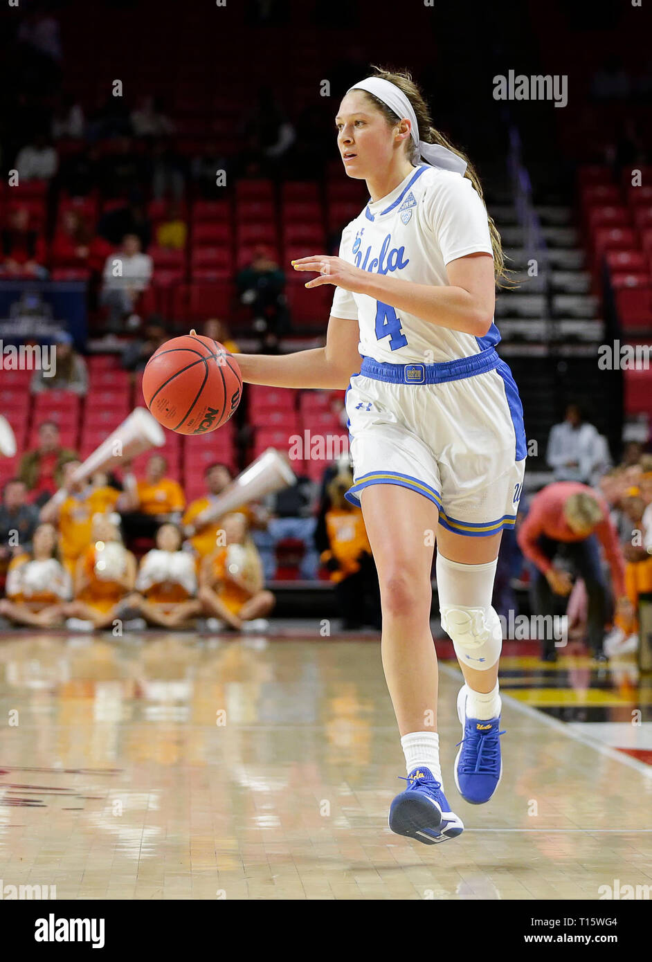 College Park, MD, USA. 23 Mär, 2019. UCLA Bruins Guard (4) Lindsey Corsaro den Ball dribbelt während der ersten Runde des NCAA Meisterschaft das Spiel der Frauen zwischen dem Tennessee Dame Vols und der UCLA Bruins an der Xfinity Zentrum in College Park, Md. Justin Cooper/CSM/Alamy leben Nachrichten Stockfoto
