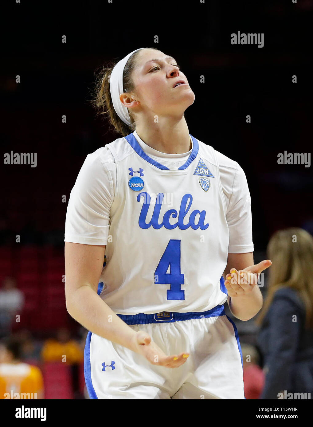 College Park, MD, USA. 23 Mär, 2019. UCLA Bruins Guard (4) Lindsey Corsaro auf die Bank mit einer blutigen Nase kommt während der ersten Runde des NCAA-Meisterschaft das Spiel der Frauen zwischen dem Tennessee Dame Vols und der UCLA Bruins an der Xfinity Zentrum in College Park, Md. Justin Cooper/CSM/Alamy leben Nachrichten Stockfoto
