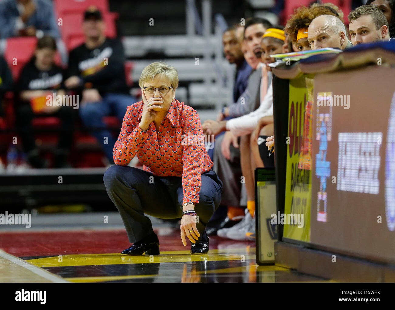 College Park, MD, USA. 23 Mär, 2019. Tennessee Dame Vols Haupttrainer Holly Warlick während der ersten Runde des NCAA Meisterschaft das Spiel der Frauen zwischen dem Tennessee Dame Vols und der UCLA Bruins an der Xfinity Zentrum in College Park, Md. Justin Cooper/CSM/Alamy leben Nachrichten Stockfoto