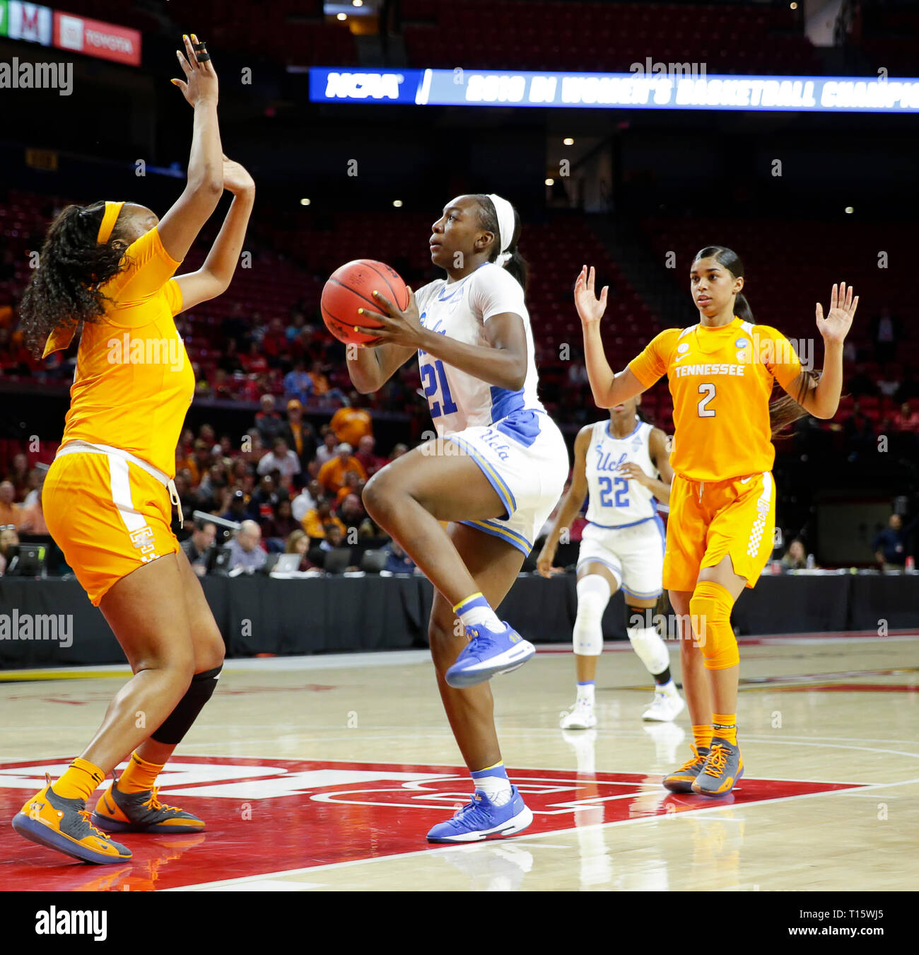 College Park, MD, USA. 23 Mär, 2019. UCLA Bruins Schutzvorrichtung (2) Ahlana Smith an die Hoop während der ersten Runde des NCAA Meisterschaft das Spiel der Frauen zwischen dem Tennessee Dame Vols und der UCLA Bruins an der Xfinity Zentrum in College Park, Md geht. Justin Cooper/CSM/Alamy leben Nachrichten Stockfoto