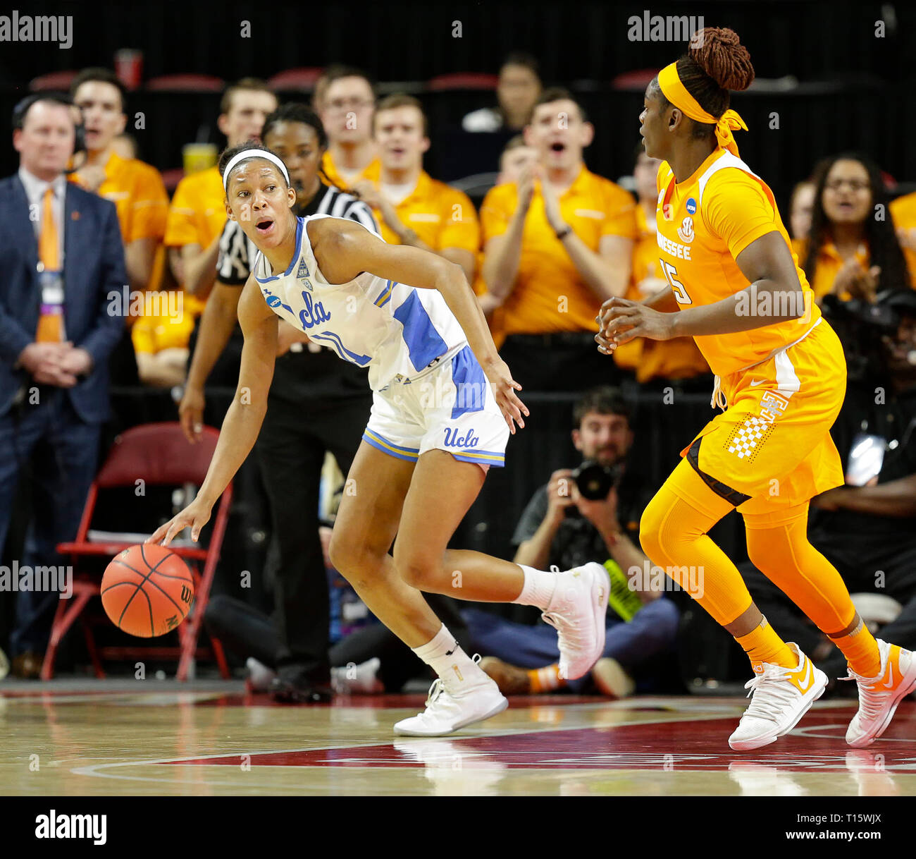 College Park, MD, USA. 23 Mär, 2019. UCLA Bruins Forward (11) Lajahna Drummer den Ball dribbelt während der ersten Runde des NCAA Meisterschaft das Spiel der Frauen zwischen dem Tennessee Dame Vols und der UCLA Bruins an der Xfinity Zentrum in College Park, Md. Justin Cooper/CSM/Alamy leben Nachrichten Stockfoto