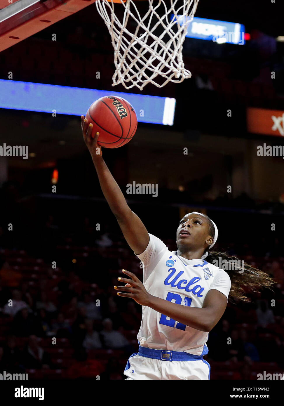 College Park, MD, USA. 23 Mär, 2019. UCLA Bruins Forward (21) Michaela Onyenwere geht an die Hoop während der ersten Runde des NCAA Meisterschaft das Spiel der Frauen zwischen dem Tennessee Dame Vols und der UCLA Bruins an der Xfinity Zentrum in College Park, Md. Justin Cooper/CSM/Alamy leben Nachrichten Stockfoto