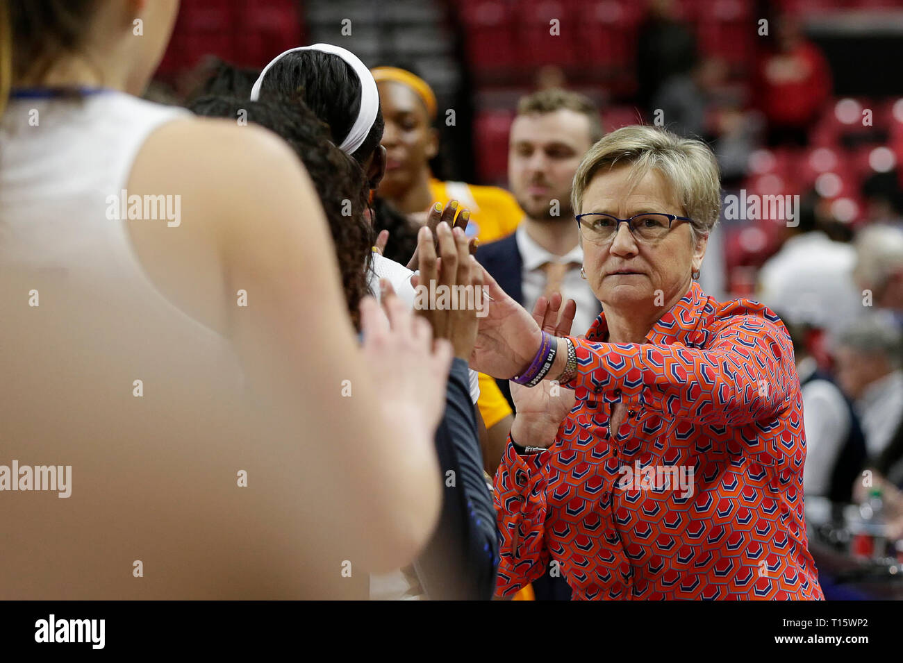 College Park, MD, USA. 23 Mär, 2019. Tennessee Dame Vols Haupttrainer Holly Warlick gratuliert der gegnerischen Mannschaft nach der ersten Runde des NCAA Meisterschaft das Spiel der Frauen zwischen dem Tennessee Dame Vols und der UCLA Bruins an der Xfinity Zentrum in College Park, Md. Justin Cooper/CSM/Alamy leben Nachrichten Stockfoto