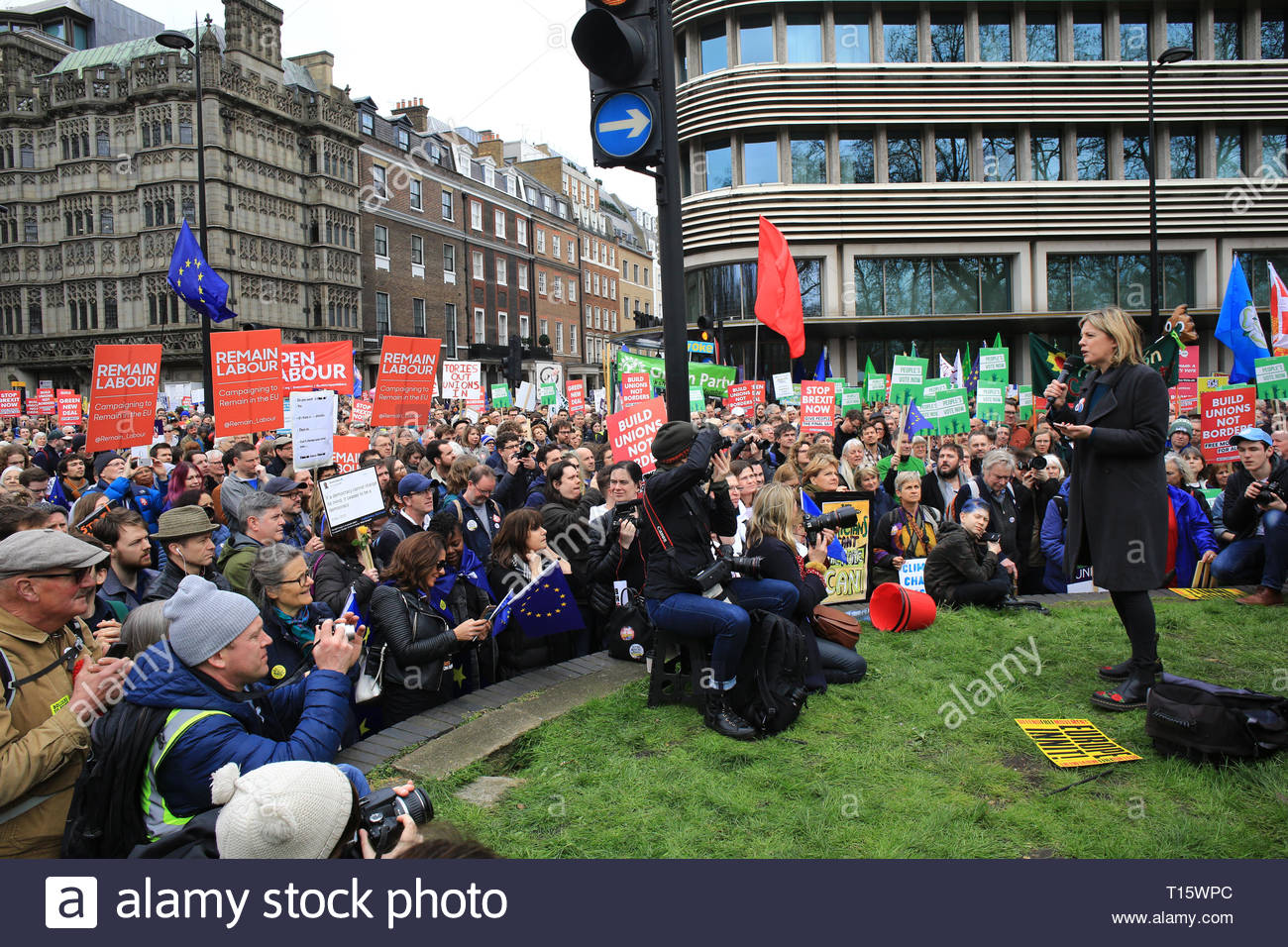 Die Verfechter einer abschließenden Sagen, beim Verlassen der EU begonnen haben, Treffen in London für den Protest, der in Westminster. Hier Schwung Führer Laura Parker spricht mit der Menge. Parker ist nationaler Koordinator der Dynamik, die sich rasch in der letzten Zeit gewachsen ist. Stockfoto