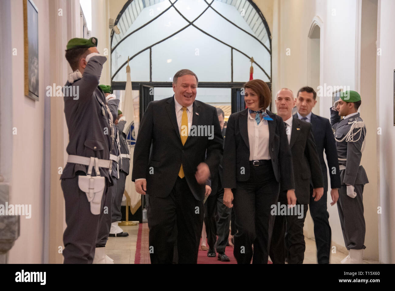 Us-Staatssekretär Mike Pompeo, Links, während der Spaziergänge mit libanesischen Minister des Innern Raya El Hassan vor ihrer bilateralen Treffen, 22. März 2019 in Beirut, Libanon. Stockfoto