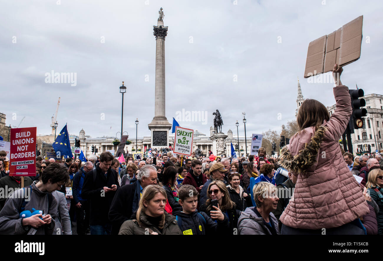 London, England, 23.03.2019. MPs Demonstranten ankommen auf dem Trafalgar Square in London, in der es den Menschen März, mit der Bitte um ein zweites Referendum über Brexit. Credit: Ernesto Rogata/Alamy Leben Nachrichten. Stockfoto