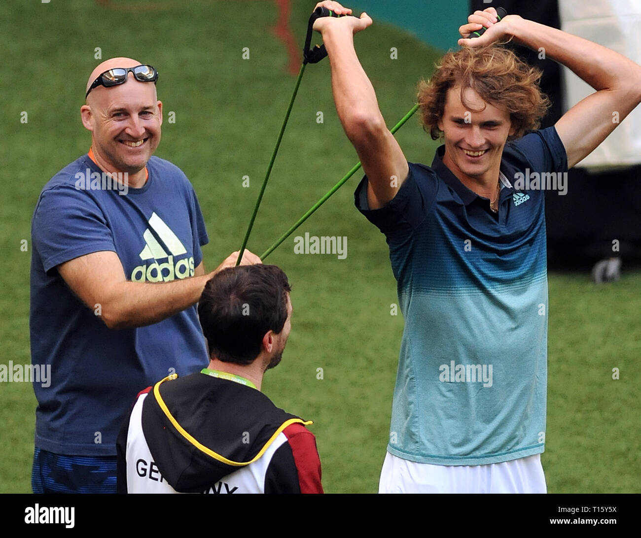 Miami, USA. 21 Mär, 2019. Alexander Zverev in Deutschland Züge mit seinem Trainer, Jez Grün (Links) im Hard Rock Stadion an der Miami Öffnen am 21. März 2019 in Miami, Florida. (Paul Hennessy/Alamy) Credit: Paul Hennessy/Alamy leben Nachrichten Stockfoto