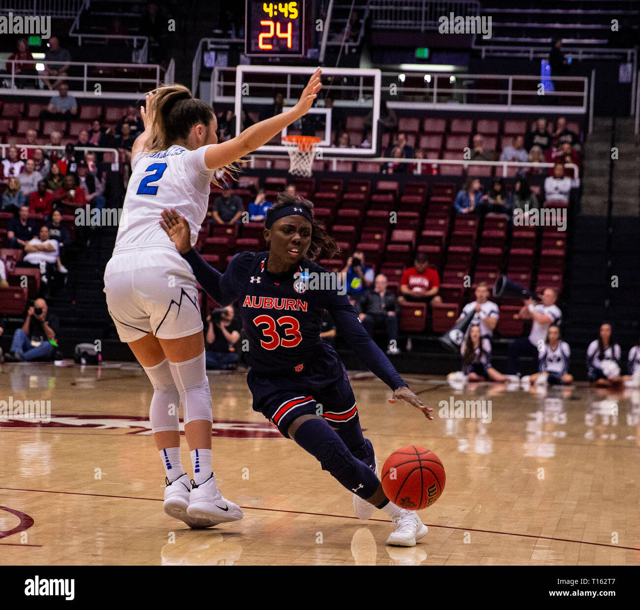 Stanford, CA, USA. 23 Mär, 2019. A. in Auburn guard Janiah McKay (33) Laufwerke mit dem Warenkorb bei Basketball Erste & der NCAA Frauen zweiten runden Spiel 1 zwischen der BYU Cougars und die Auburn Tiger 64-73 verloren im Maple Pavillon Stanford, CA. Thurman James/CSM/Alamy leben Nachrichten Stockfoto