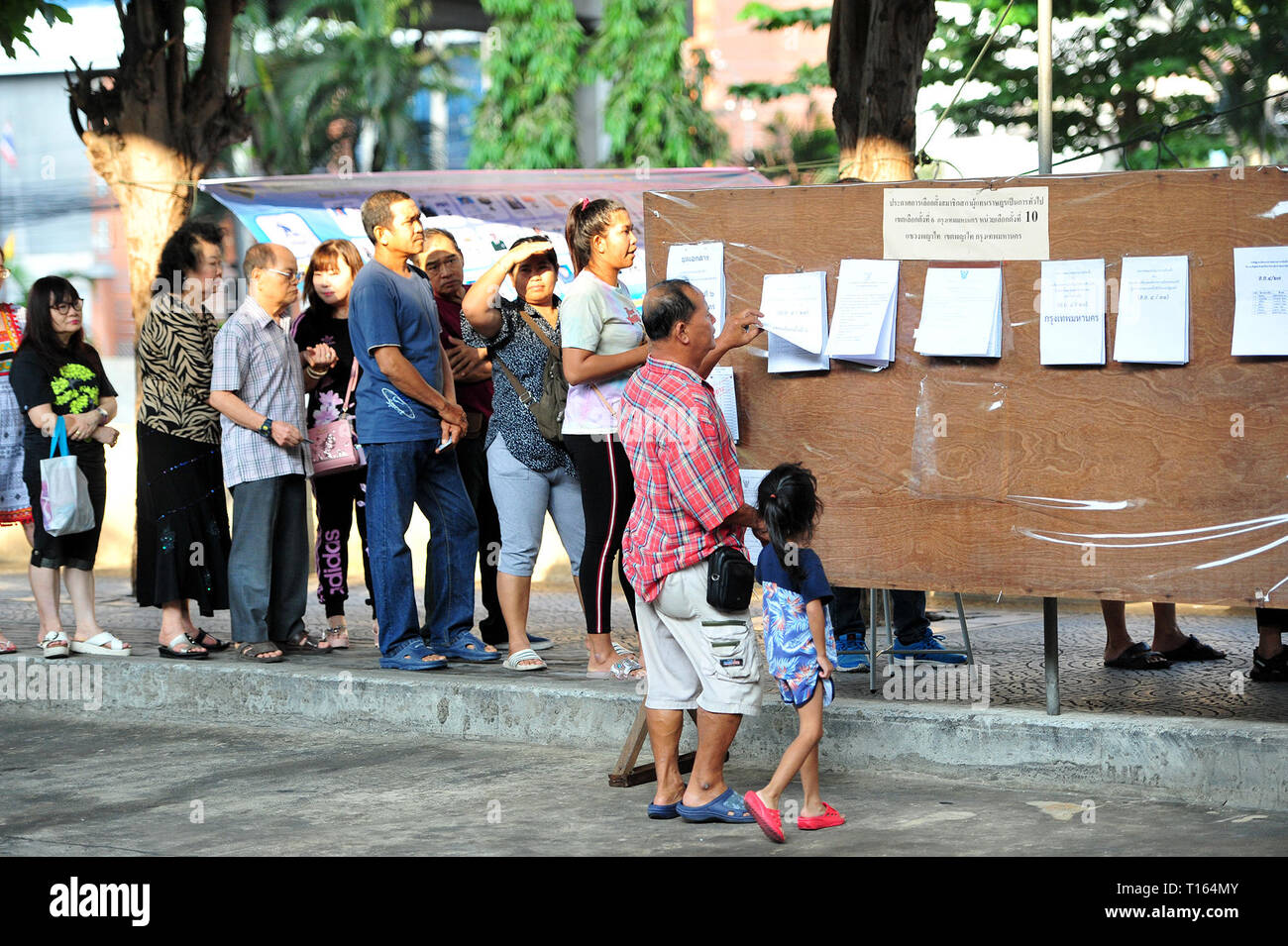 Bangkok, Thailand. 24 Mär, 2019. Thai Warteschlange Stimmzettel im Wahllokal in Bangkok, Thailand, 24. März 2019 zu werfen. Thailändischen Wähler in Scharen zu den Wahllokalen im ganzen Land am Sonntag für die ersten allgemeinen Wahlen im Land als Wähler seit dem Putsch 2014. Die Stimmberechtigten haben sich Futter im Wahllokal Seit 6:00 Uhr lokaler Zeit. Premierminister Prayut Chan-o-cha warf seinen Stimmzettel an einer Station in Bangkok bei ungefähr 8:30:00 Uhr lokaler Zeit. Credit: Rachen Sageamsak/Xinhua/Alamy leben Nachrichten Stockfoto