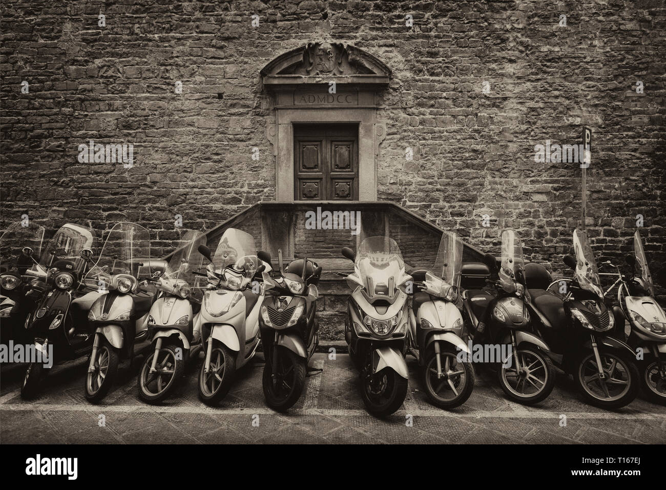 Motorräder außerhalb von Florenz, Toskana, Italien Gebäude geparkt. Stockfoto