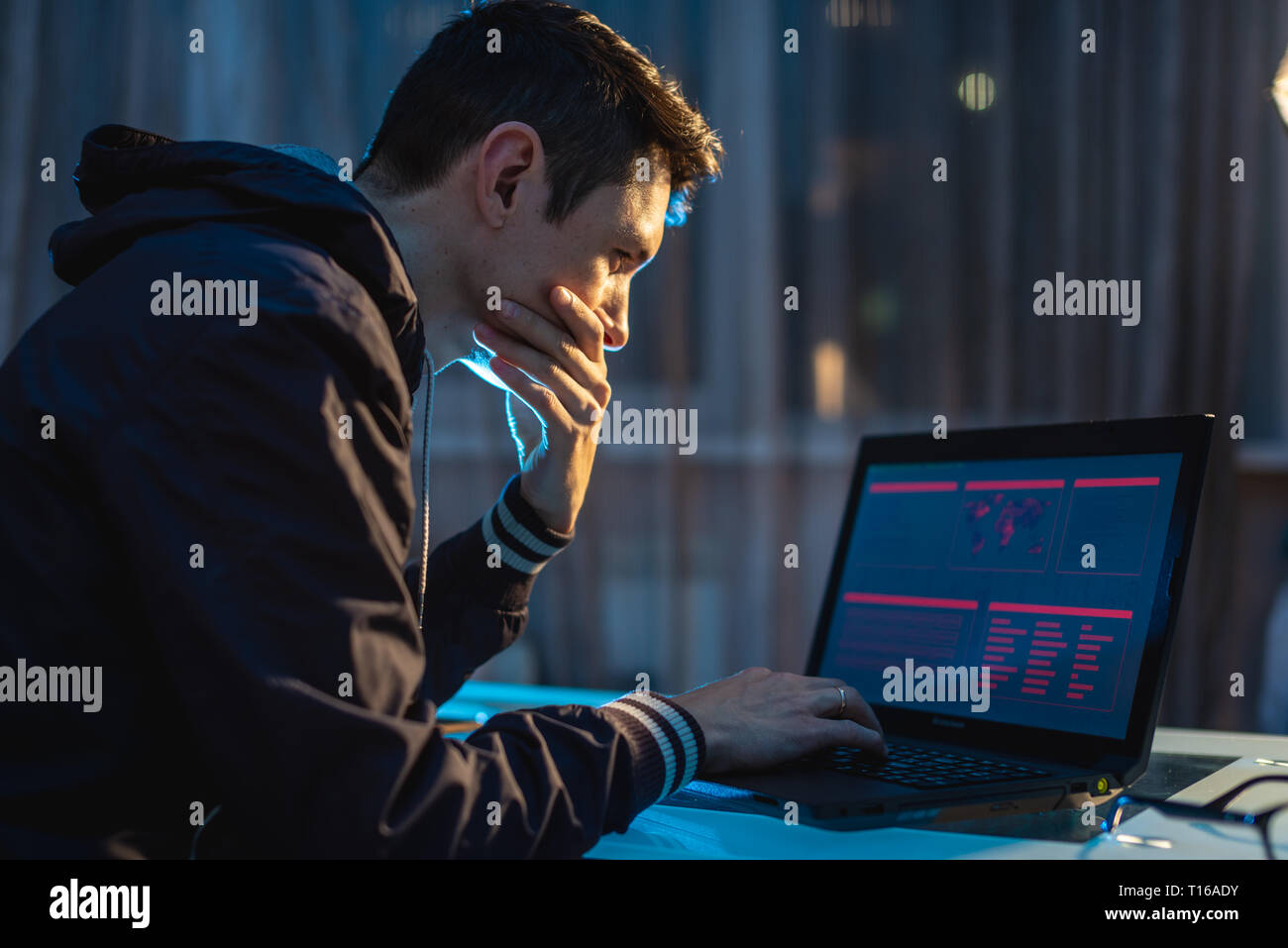 Eine männliche Hacker Gedanken über das Problem der Hacking und Diebstahl von Access Datenbanken mit Passwörtern. Das Konzept der Cybersicherheit Stockfoto