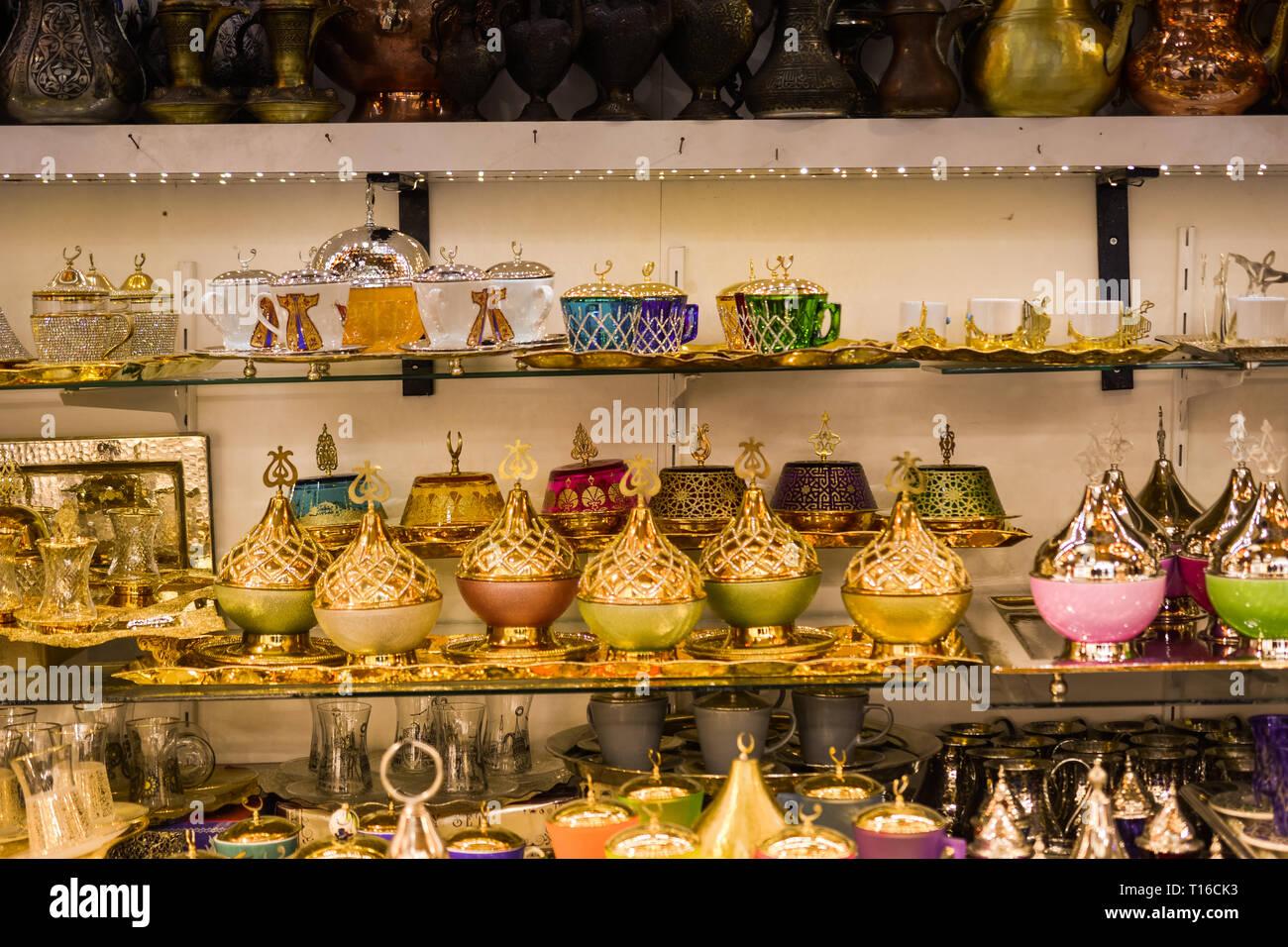 Bunte im osmanischen Stil, Schalen, Töpfe und Objekte auf dem Display Stockfoto