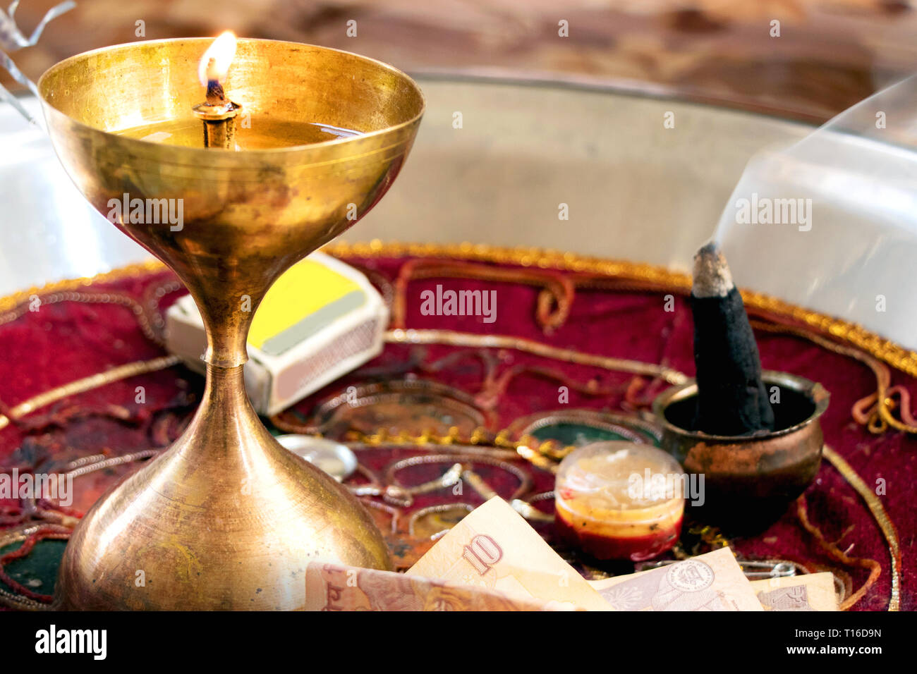 Hinduistischen Zeremonie. Puja an Götter Stockfoto