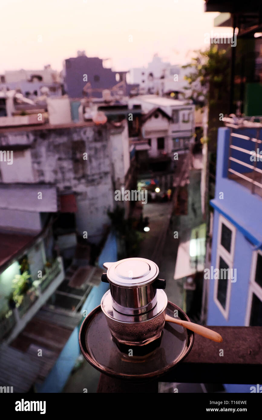 Kaffee am Morgen bei Sonnenaufgang auf dem Balkon des Hauses, Boot für einen neuen Tag mit Koffein Getränke, Foto der Kaffeetasse aus Sicht der Stadt Stockfoto
