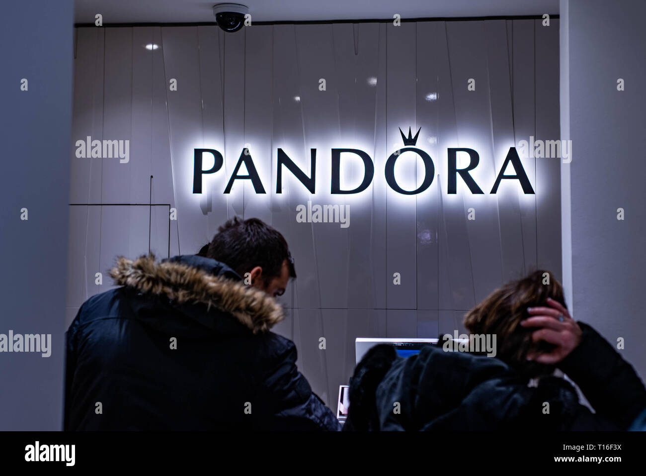 Shanghai China 23.02.2019 - Pandora store Logo in Luxus Einkaufszentrum im Herzen der Stadt Stockfoto