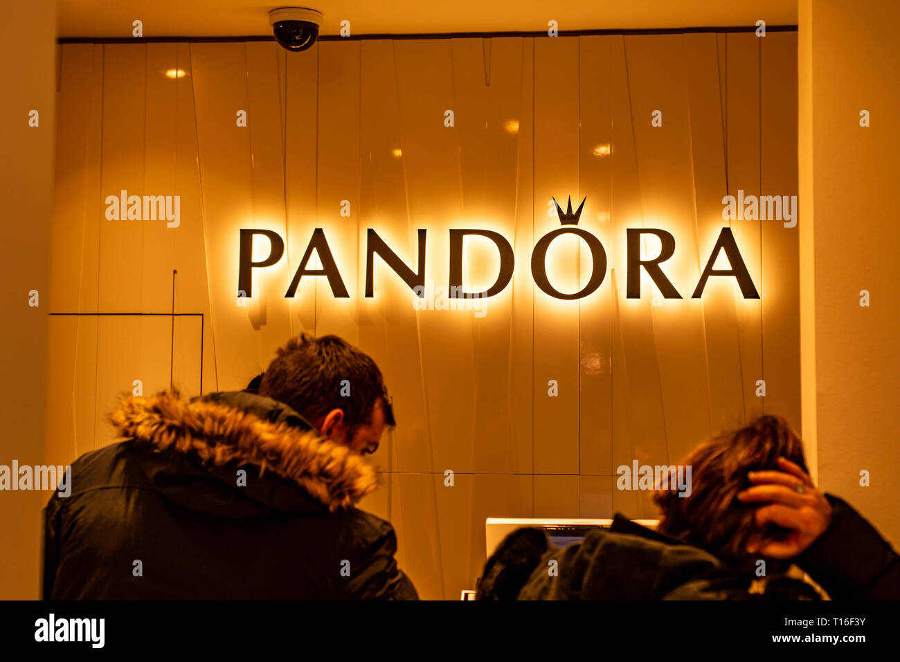 Shanghai China 23.02.2019 - Pandora store Logo in Luxus Einkaufszentrum im Herzen der Stadt Stockfoto