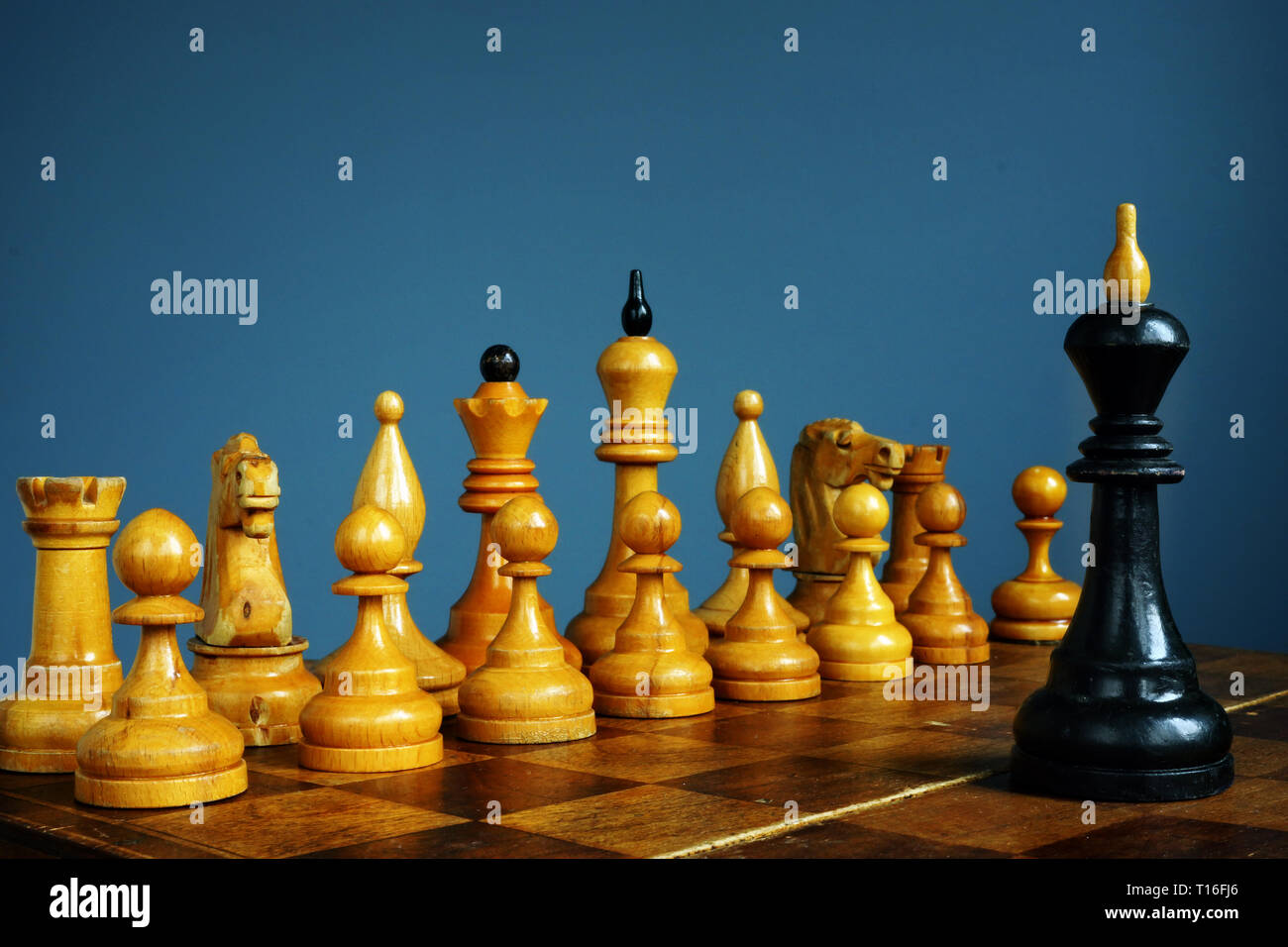 Geschäftliche Herausforderung und Wettbewerbsstrategie Konzept. König vor anderen Schach. Stockfoto