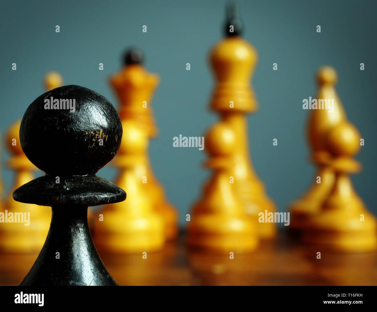 Geschäftliche Herausforderung und Wettbewerb. Schwarze Bauer gegenüber weißen Schach. Stockfoto