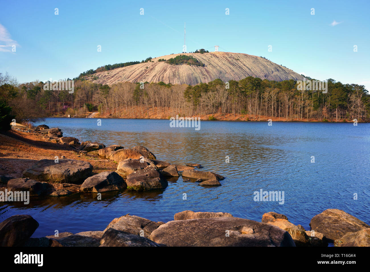 Das schöne blaue Wasser von Stone Mountain Lake mit Stone Mountain Summit. Natürliche Schönheit von Stone Mountain Park in Georgia, USA. Stockfoto