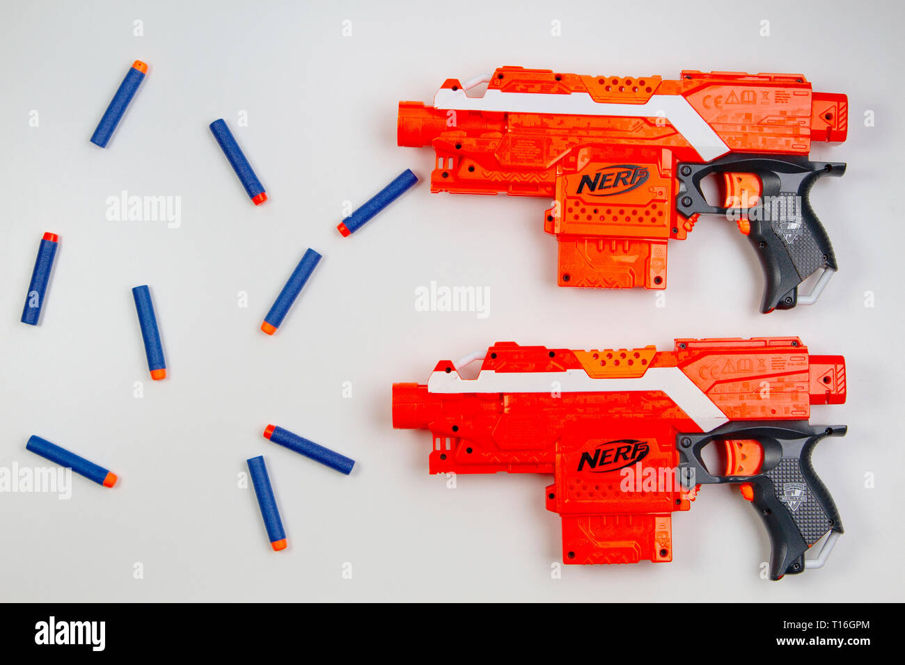 Nerf N-Strike Elite Stryfe Blaster und Nachfüllen Bullet Darts auf weißem  Hintergrund Stockfotografie - Alamy